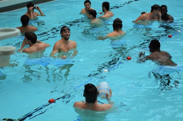 Camille Lacourt au milieu de l'équipe du Racing 