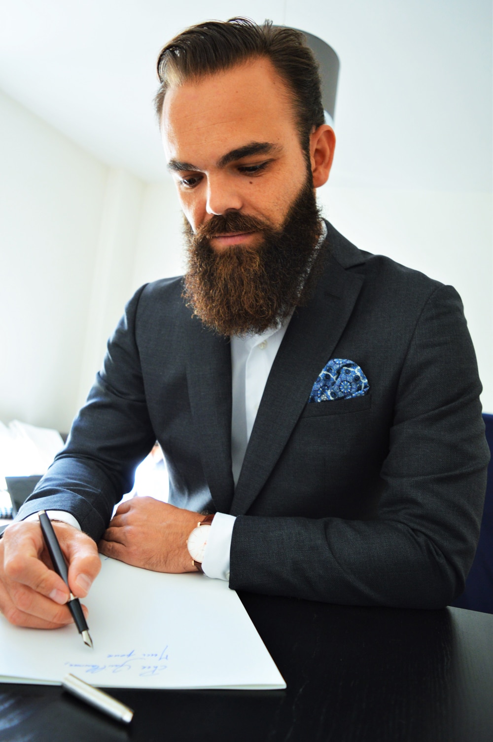 comment-porter-stylo-plume56