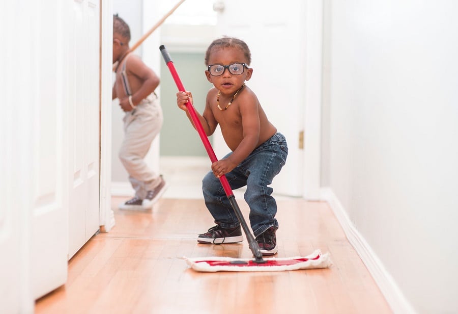 L’HOMME TENDANCE S’ÉQUIPE POUR FAIRE LE MÉNAGE