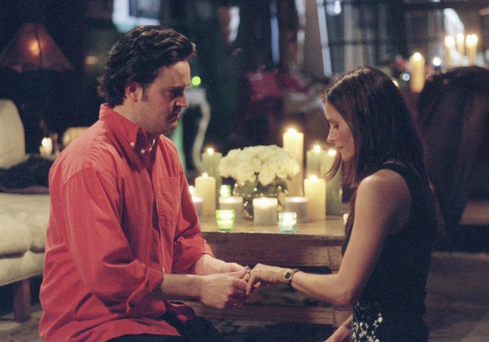 Friends-un-fan-recree-une-scene-pour-faire-sa-demande-en-mariage