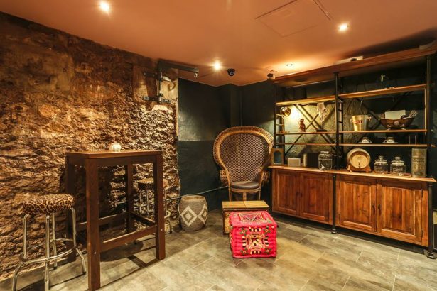 Au sous sol de l'établissement, profitez d'un espace privatisable aux allures de 19ème siècle et profitez d'un moment privilégié