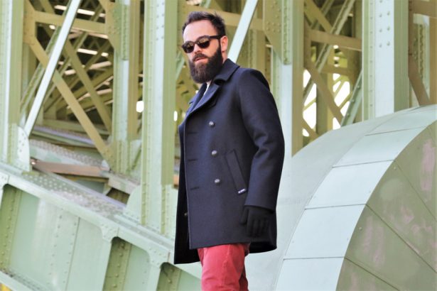 Caban porté sur un look streetwear et coloré