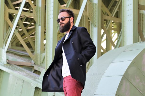 Caban porté sur un look streetwear et coloré : bleu, blanc, rouge