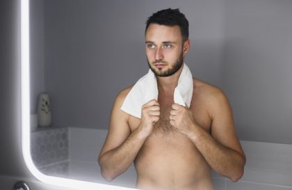 Épilation, tonte ou rasage des poils pour un homme