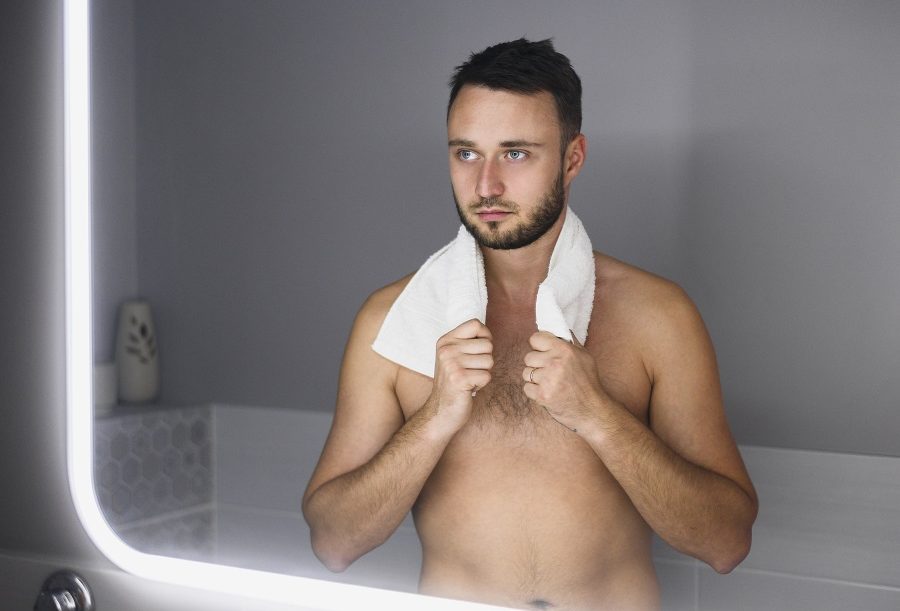 Épilation, tonte ou rasage des poils pour un homme