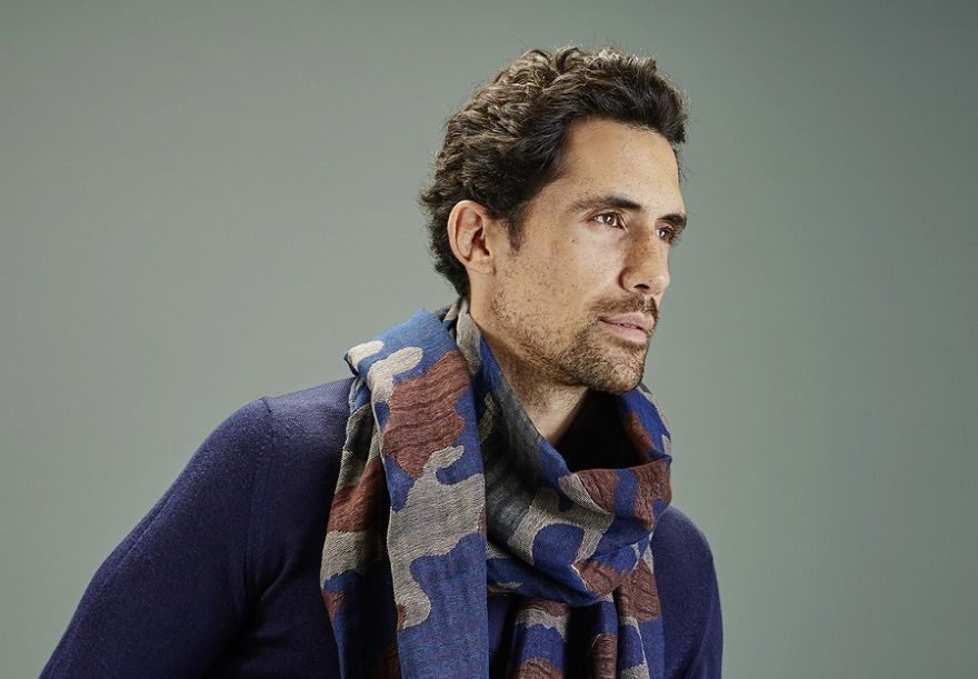 AV08 Paris propose de beaux chèches pour homme