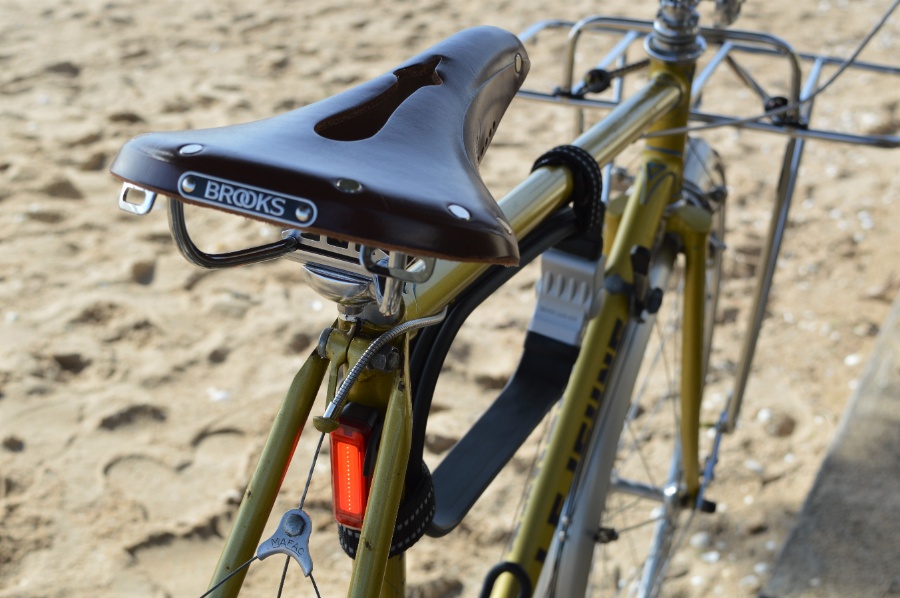 Ancienne Selle Gallet en plastic avec ressorts, vélo de