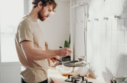 homme qui cuisine