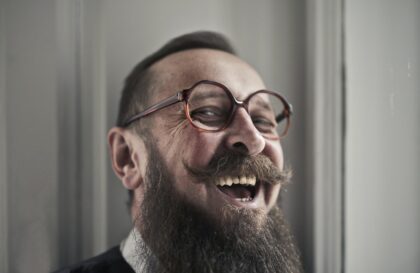 la moustache au fil des décennies