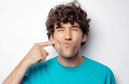 conseils pour bien prendre soins de vos cheveux bouclés cet été