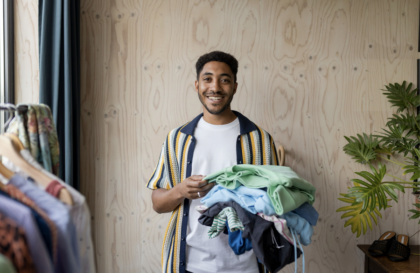 La seconde-main est une excellente option pour shopper les essentiels d'une garde-robe masculine.