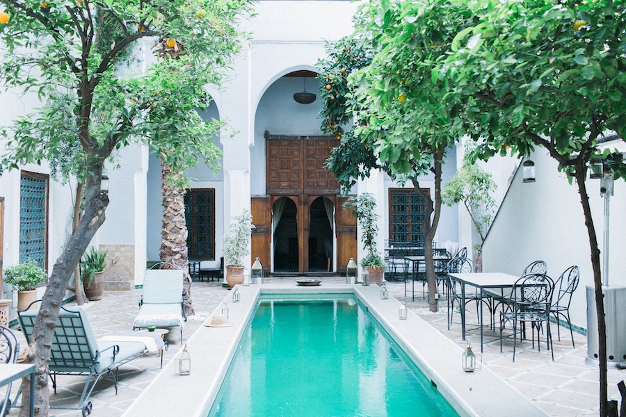 Piscine à l'intérieur d'une cour Piscine à l'intérieur d'une cour