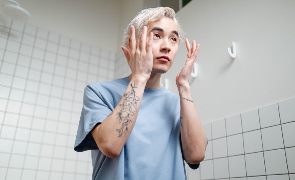 sérum visage homme et routine beauté