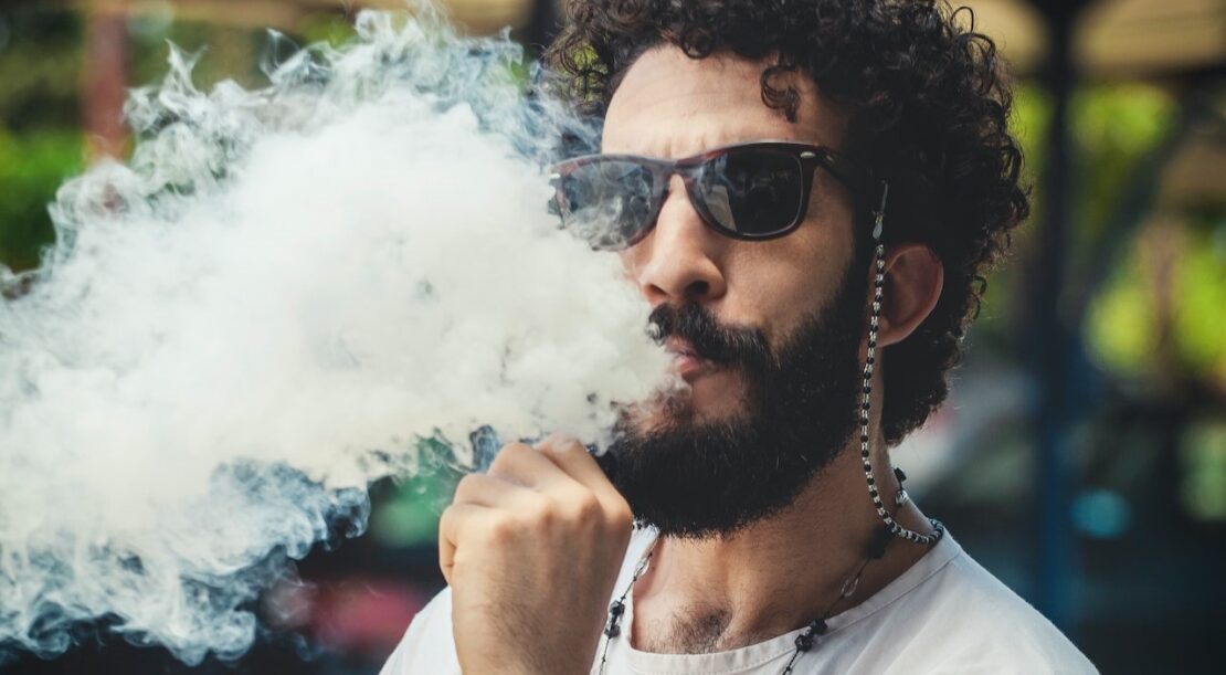 Homme qui vapote une puff