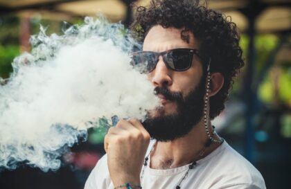 Homme qui vapote une puff