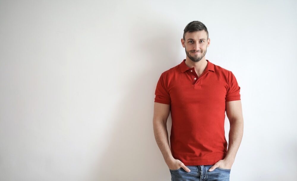 Homme qui porte un polo rouge