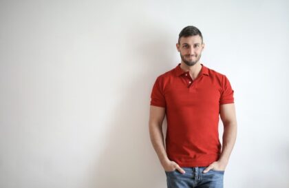 Homme qui porte un polo rouge