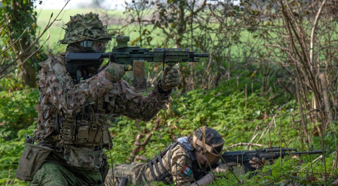 Découvrez 10 astuces clefs pour exceller dans l'airsoft : choix de votre réplique, de votre équipement, du jeu en équipe, des stratégies...