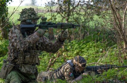 Découvrez 10 astuces clefs pour exceller dans l'airsoft : choix de votre réplique, de votre équipement, du jeu en équipe, des stratégies...