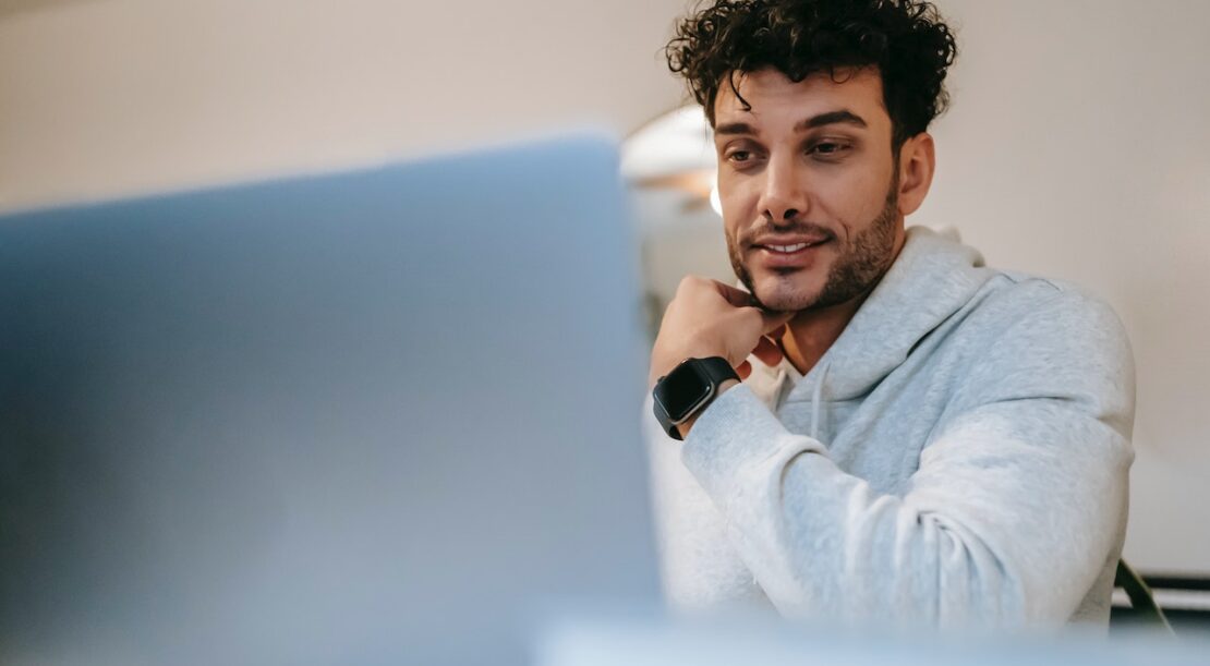 Homme qui joue en ligne