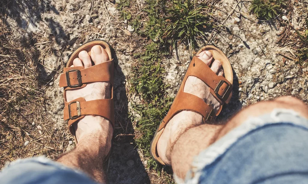 Claquettes homme : comment les porter avec style cet été ?