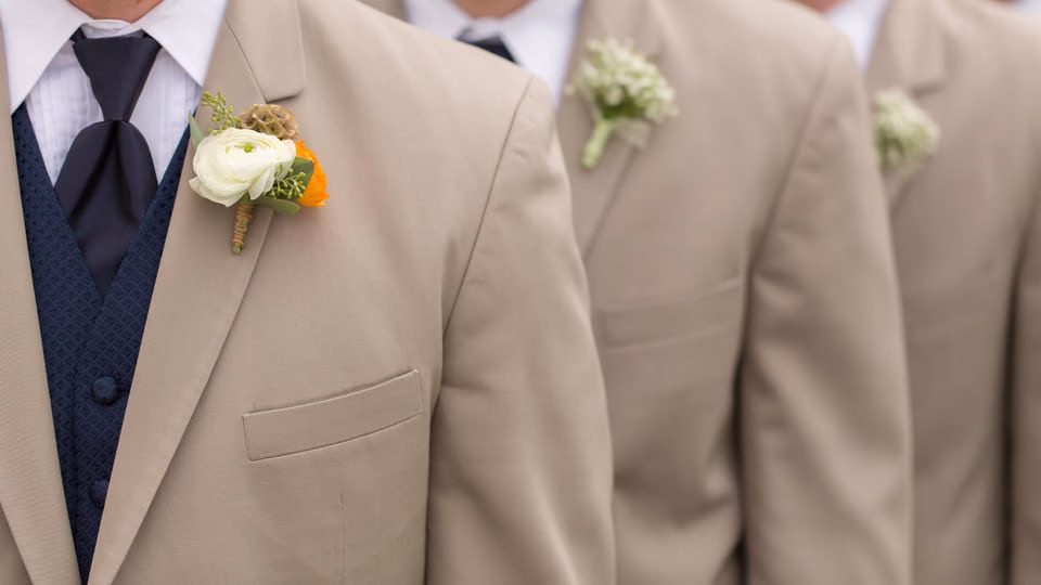Costume de mariage beige homme : 10 idées pour bien le porter