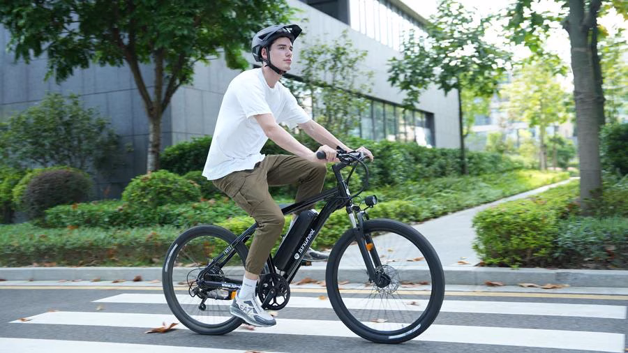 homme en vélo electrique